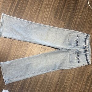 Light Wash Wide Leg Jeans with Embroidered Pockets